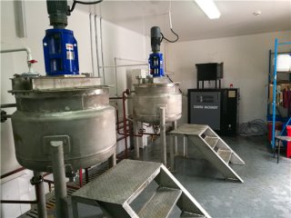 化工反應(yīng)釜物料控溫 ±0.5度，用什么電加熱導(dǎo)熱油爐？